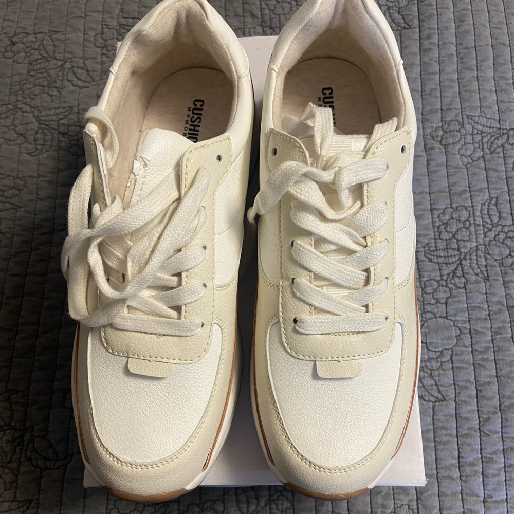 Cushionaire womens 8.5 sneakers